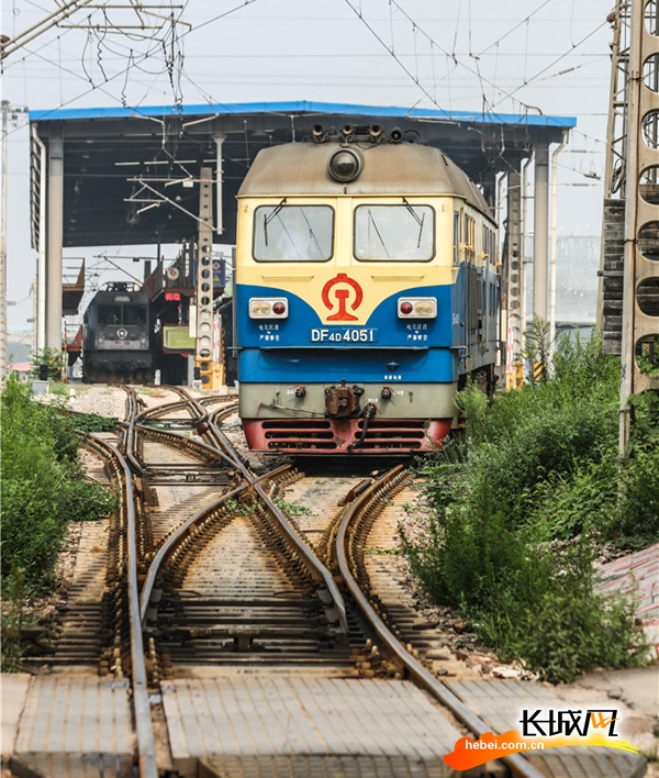 　火车机车进入整备车道，准备上砂。长城新媒体记者 刘潇 摄