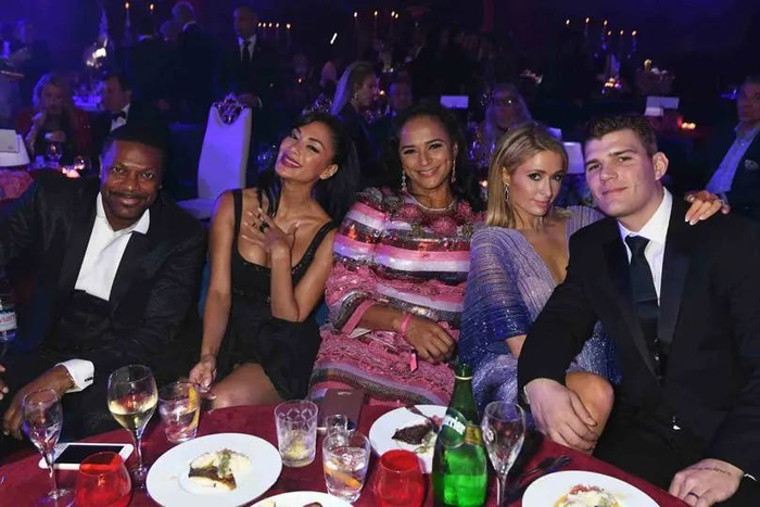 ·伊莎贝尔（中）和帕里斯·希尔顿（右二）一起参加聚会。