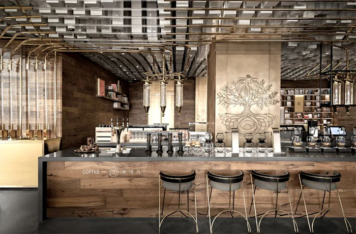 ▲咖啡坊此外，首层也展示了同仁堂健康旗下的商品组合，引进亚洲首台24小时自助售药机。