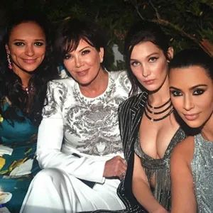 ·伊莎贝尔（左一）和卡戴珊母女。