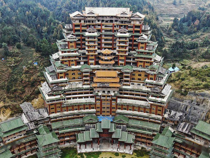 坐落在独山县净心谷景区内的“天下第一水司楼” 资料图