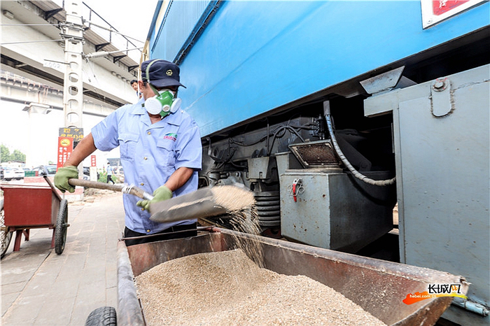 正在进行上砂作业。 长城新媒体记者 刘潇 摄