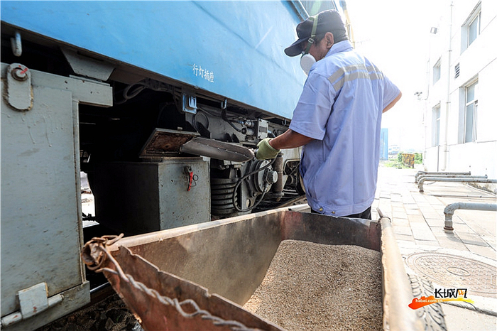 　上砂工正在进行上砂作业。 长城新媒体记者 刘潇 摄
