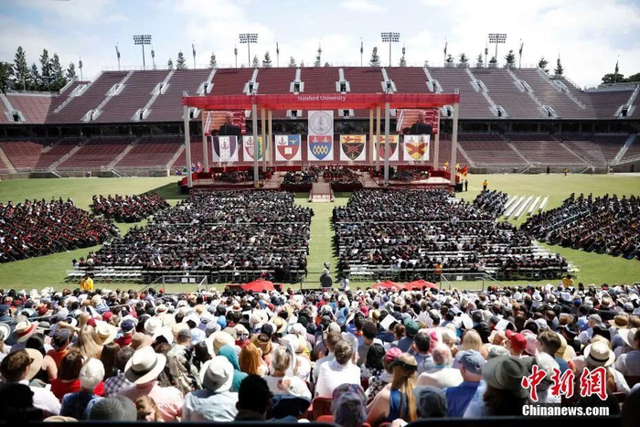 资料图：2019年6月16日，斯坦福大学2019年毕业典礼在斯坦福体育馆举行。中新社记者 刘关关 摄