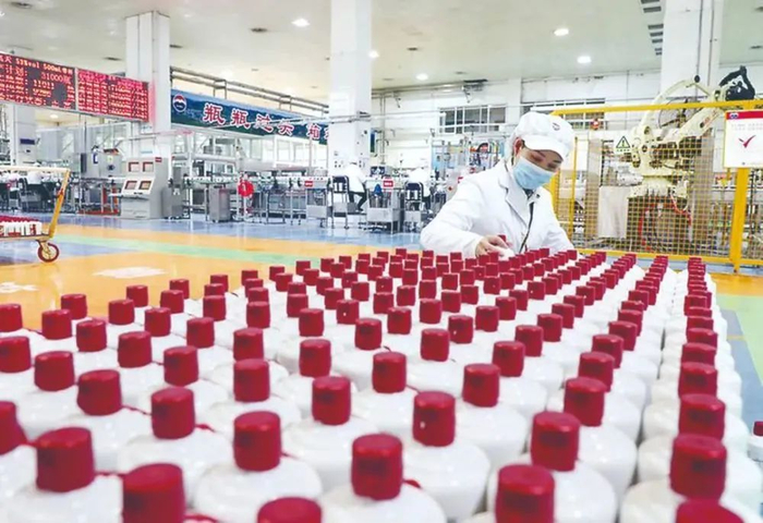 工人在茅台酒包装车间工作。图源：中国纪检监察报&nbsp;