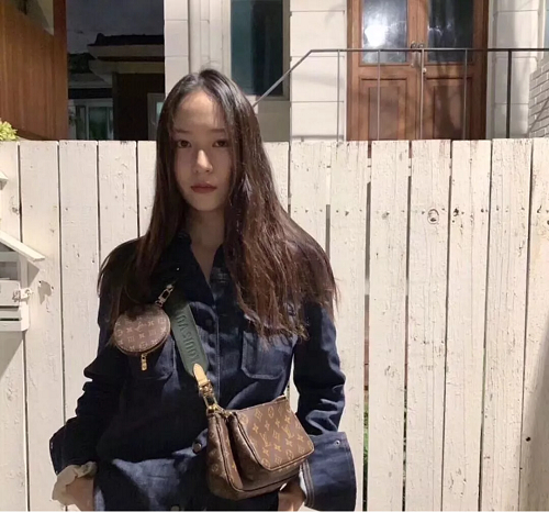 　　郑秀晶以绿色肩带麻将包搭配深色工装外套，成熟优秀。