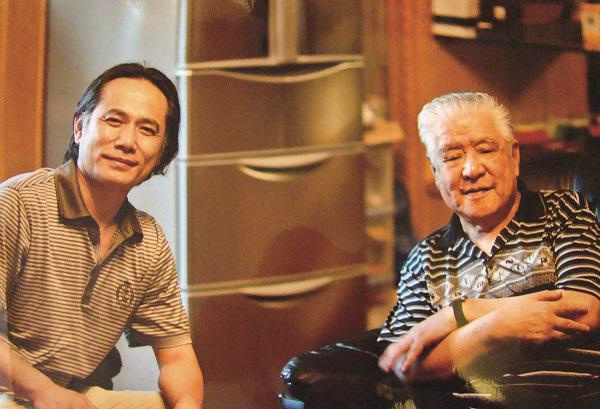 关捷（左）采访艺术家李默然先生（右）