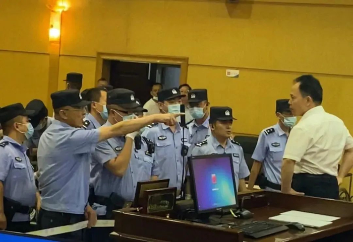 休庭后，徐昕要告知被告人解约和退出辩护事项，被一群法警制止。图源自网络