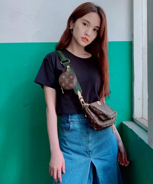 杨丞琳就选择了墨绿肩带麻将包搭配深色短袖t恤和阔腿裤，演绎小个子的时尚。