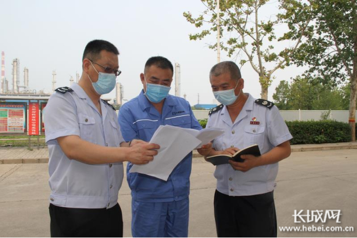 税务人员向企业宣传留抵退税优惠政策。黄健 供图