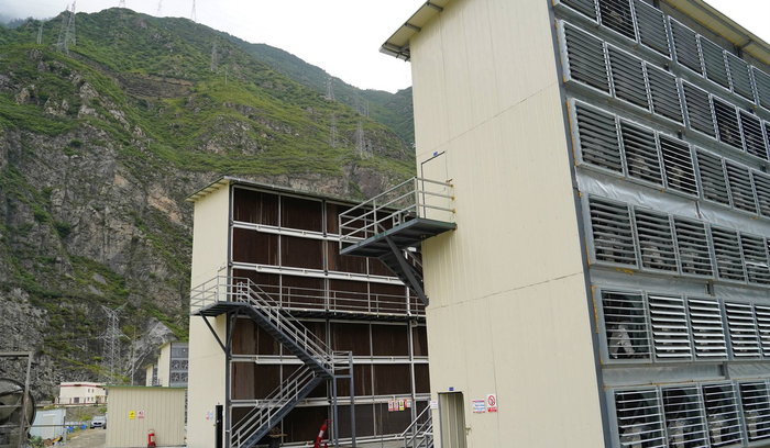 考察团一行人参观的莱比特某矿场