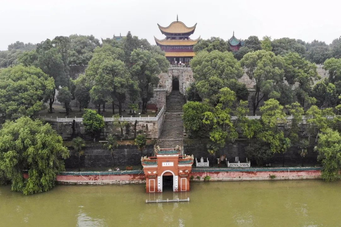  ▲ 2020年7月9日，湖南岳阳楼下的临湖亲水步道被淹没。图/视觉中国
