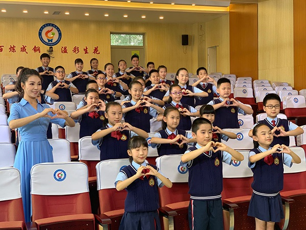 华雨辰和花儿合唱团的孩子们在《经典咏流传》节目武汉录制现场。（受访者供图）