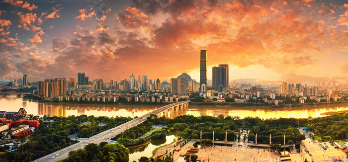 　　晚霞映照下的柳州市河北半岛，宛如一幅瑰丽的油画，霞光为绿树环抱的城市披上蝉翼般的金纱，静谧的柳江恍若一铜镜托起楼宇倒影，好一座精致玲珑的城市。（柳州市纪委监委供图 江兰平摄）