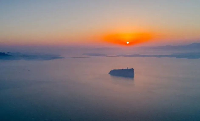 ▲&nbsp;江西省九江市湖口县，鄱阳湖鞋山日出。摄影/潘立