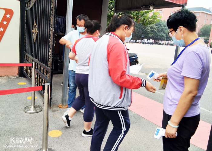 衡水市第七中学考点处，考生佩戴口罩测量体温进入考场。记者常虹 摄