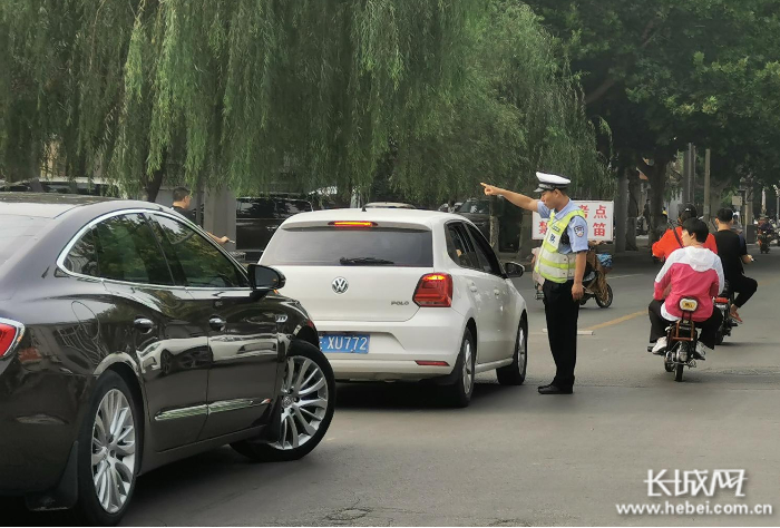 交警在对考点门前和周边道路进行交通疏导和秩序维护。 魏亚慧 摄