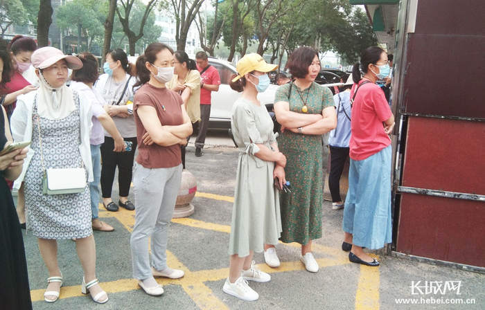 考场外,满是家长们热切期盼的眼神！记者常虹 摄