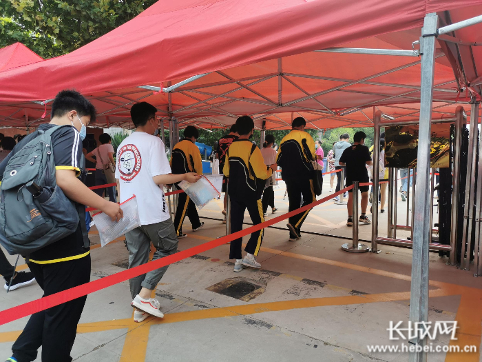 考生们有序入场。 魏亚慧 摄