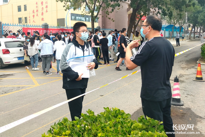 中考是人生的一件大事，家长当然不能缺席。“这次考试，我们一起战斗。”记者张千 摄