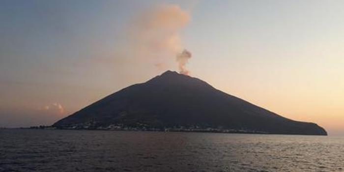 意大利斯特龙博利火山今日清晨剧烈喷发两次 手机新浪网