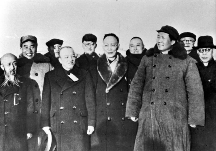 　　1949年3月，毛泽东等率中共中央机关和人民解放军总部进入北平。这是同前来迎接的民主党派负责人和其他民主人士在西苑机场合影。左起：沈钧儒、朱德、董必武、李济深、陈其瑗、郭沫若、黄炎培、毛泽东、林伯渠、马叙伦。&nbsp; 新华社发