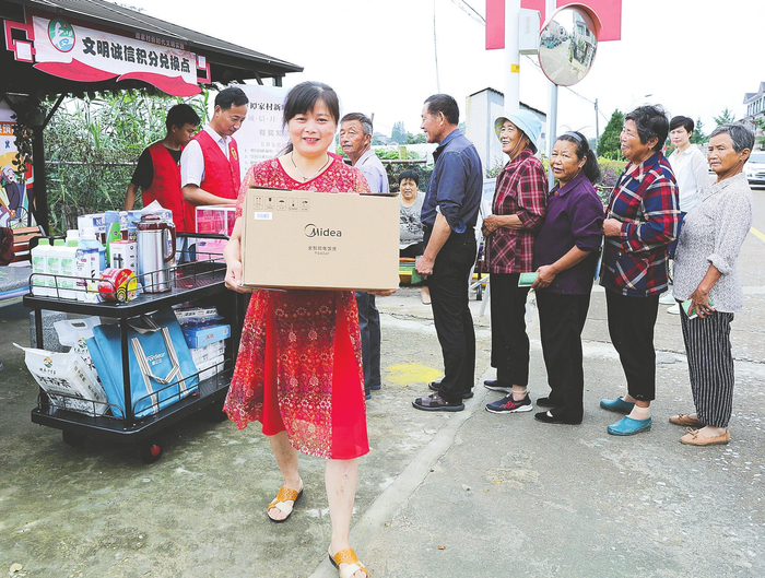 今年全国两会上，“打击恶意逃废债”作为稳金融的重要手段，首次被写入《政府工作报告》。图为浙江省长兴县虹星桥镇积极推广文明诚信档案后，当地群众于近日用诚信积分兑换生活日用品 新华社图