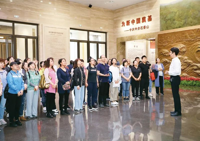 　　《为新中国奠基——中共中央在香山》主题展览，由“进京‘赶考’”、“进驻香山”、“继续指挥解放全中国”、“新中国筹建”、“不忘初心、牢记使命、永远奋斗”5个部分组成，全景式生动呈现中共中央在香山期间领导全国各族人民，完成民族独立和人民解放的历史使命，开启中国历史发展新纪元的光辉历程。图为观众在纪念馆内参观展览。&nbsp; 香山革命纪念馆供图