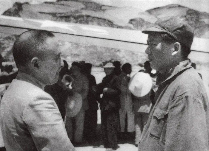 　　习近平总书记多次提及1945年毛泽东和黄炎培在延安窑洞关于历史周期率的对话，指出这番对话至今对中国共产党都是很好的鞭策和警示，强调要着力解决好“其兴也勃焉，其亡也忽焉”的历史性课题，增强党自我净化、自我完善、自我革新、自我提高能力。图为毛泽东与黄炎培在延安机场交谈。