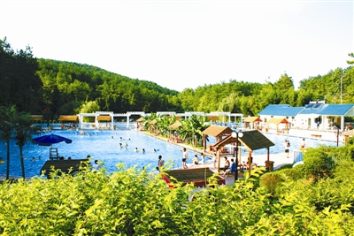 独山紫林山国家级森林公园翠泉景区，吸引了众多游客前来游玩。