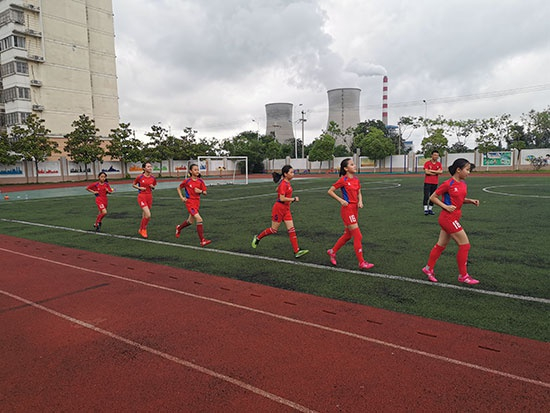 五一小学女足队正在训练。 王海涵/摄