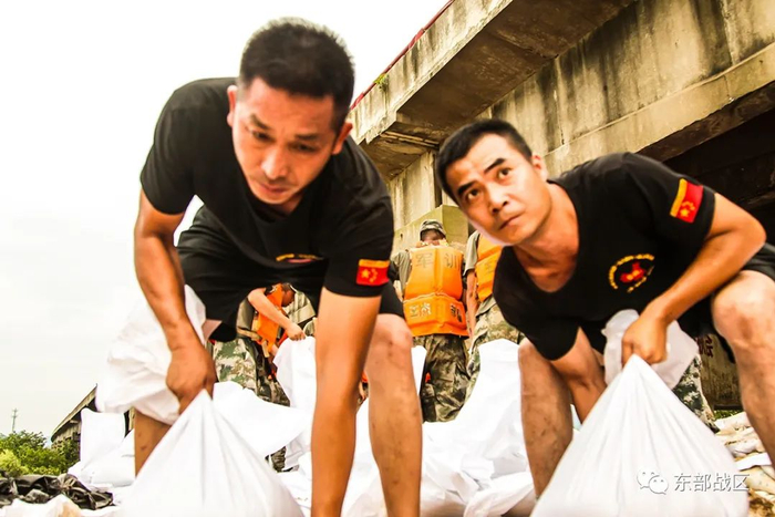 ▲退役老兵奋战抗洪一线。