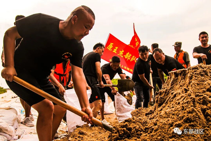 ▲王杰部队27名退役老兵奋战抗洪一线。