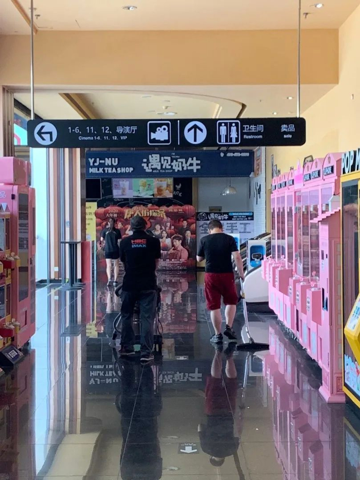  2020年7月20日，北京华谊兄弟影院洋桥店， 影院员工手持清洁工具匆匆走过。据悉，保洁工作自7月17号开始进行。