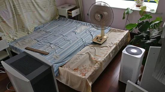 图说：次卧里摆满“治醛神器”受访者供图（下同）
