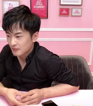 直播最后，辛巴的表情。图源：网络