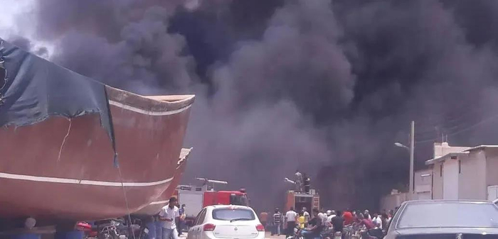 当地时间7月15日，伊朗南部的布什尔港至少有7艘船只起火。