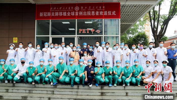 崔志强出院前与医护人员合影。 张畅 摄