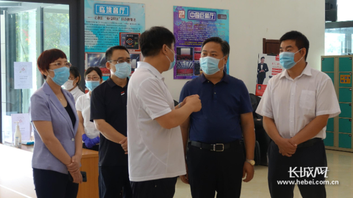 河北省委宣传部副部长、省电影局局长史建伟到石家庄正定县常山影剧院对电影院疫情防控工作进行调研巡查。长城新媒体记者 王璇 摄