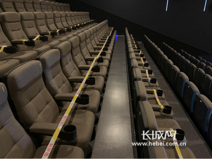 石家庄市万象影城用隔离带引导观众隔排隔座观影。长城新媒体记者 王璇 摄