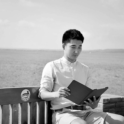     旅途中随时随地坐下来读会儿电子书。张圣泽摄/光明图片