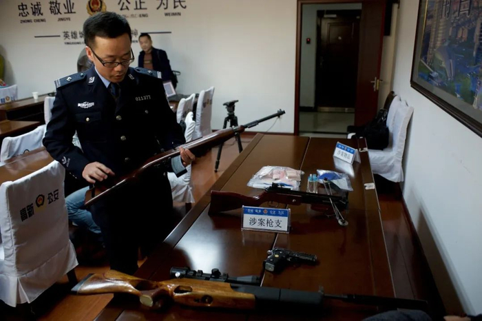 南昌警方在一宗案件中缴获仿真枪 胡晨欢 摄