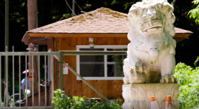 ▲“法轮功”美国总部“龙泉寺”门口的狮子。 &nbsp;《黑暗的业力》节目预告片截图