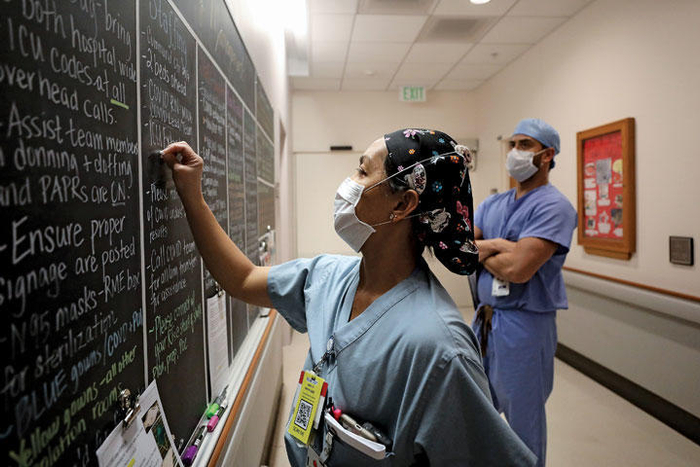 ▲在美国，护士正在对新冠病毒感染者进行信息管理。图据《新闻周刊》