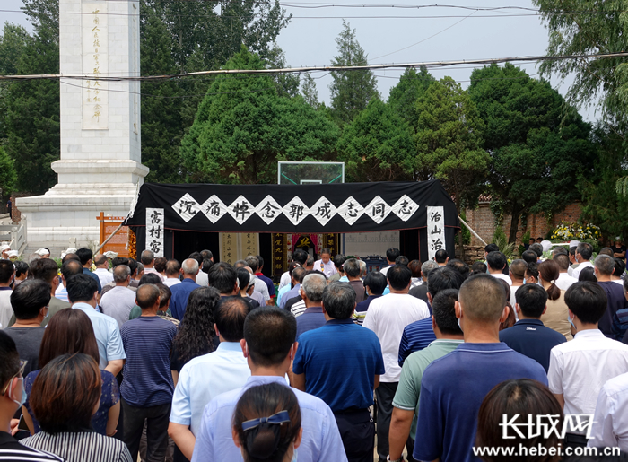 前南峪村村民送别“老书记”。魏亚慧 摄