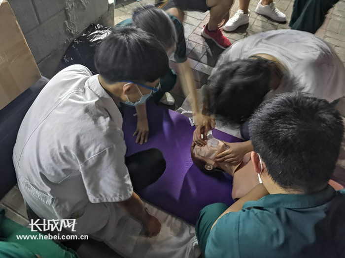 群众现场学习急救方法。长城新媒体记者 刘梦妍 摄 