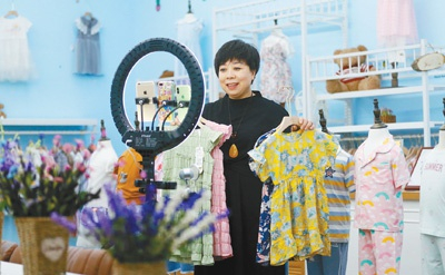　　青岛艾伦达尔服饰有限公司积极开展出口转内销。图为公司营销人员正通过云直播推介产品。&nbsp;人民视觉