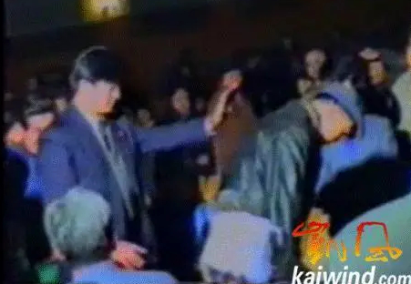 ▲李洪志“发功治病”现场图片