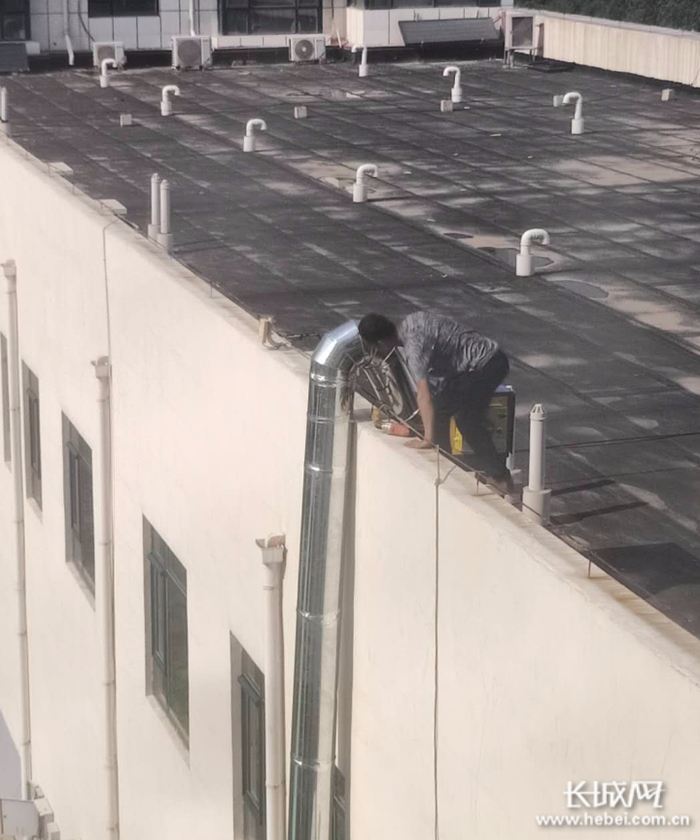 沧州市新华区晨曦花园三期19号楼底商安装的排烟管道。网友供图