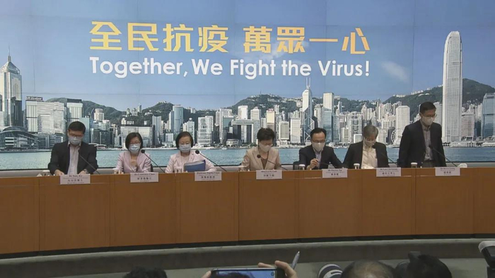7月19日，香港特区行政长官林郑月娥举行记者会，宣布特区政府将进一步收紧防疫措施。